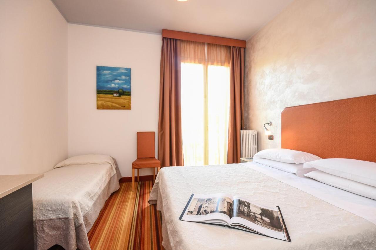 Hotel Suisse Sirmione Bagian luar foto