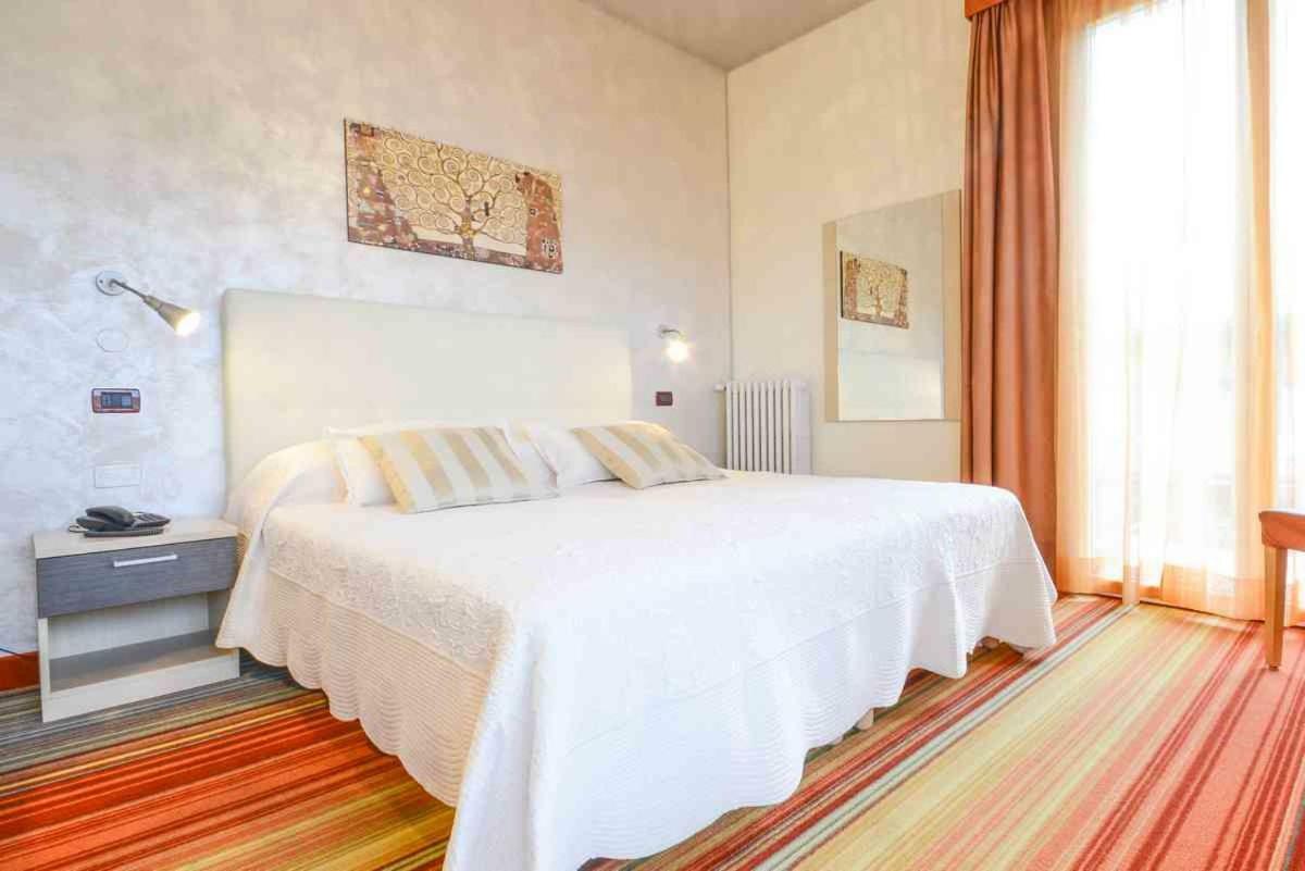 Hotel Suisse Sirmione Bagian luar foto